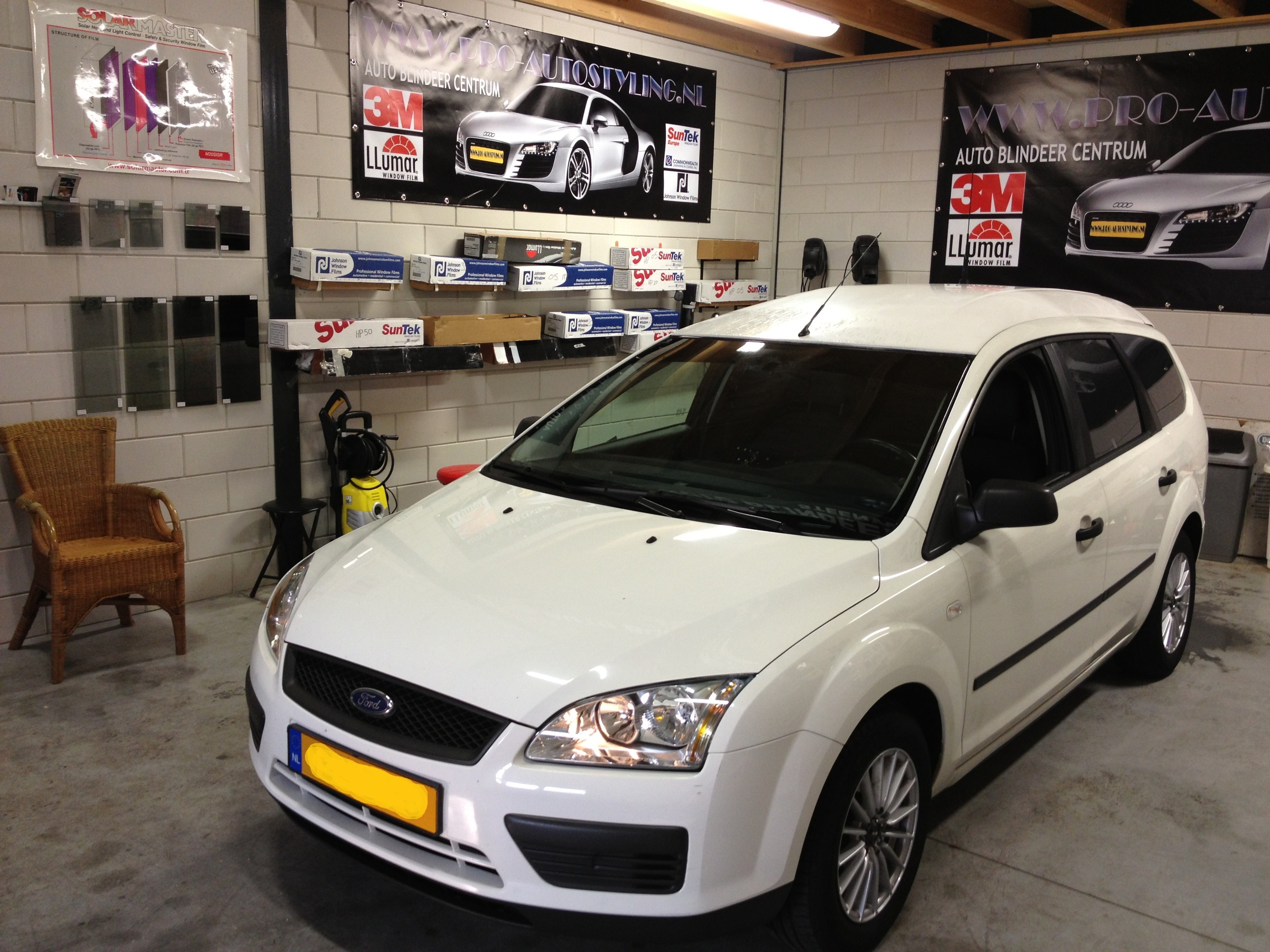 Geblindeerd / Tinted / beplakt met zwarte kwaliteit folie door pro-autostyling.nl >> Ford Focus wagon TDCI Ambiente 2006-10 Diesel 66kw-89pk handgeschakeld. De vaste achterruiten + achterruit+ achter portier getint met