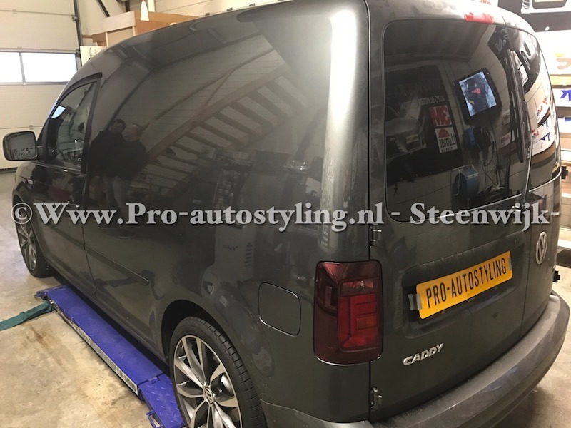 Deze mooie Volkswagen caddy >> Geblindeerd tinten / door >> Auto blindeer centrum Steenwijk overijssel << Volkswagen caddy 2.0 tdi diesel automaat 75 kw 102 pk. De achterruiten