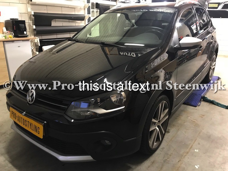 Deze mooie Volkswagen polo automaat cross polo 2012 van Kickoxing Steenwijk >> Geblindeerd / tinten / beplakt door Pro-autostyling.nl >> Auto centrum Steenwijk overijssel << De achterruit + achterportierruiten + driehoeksruiten